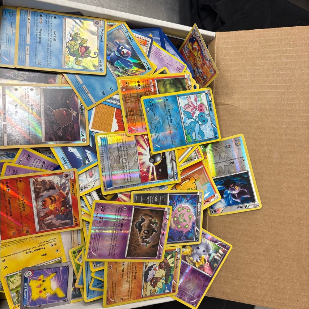 1000+ box of pokémon cards